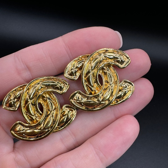LOT 1492 24K gold plated CHANEL vintage matelasse CC JUMBO clip on earrings - Picture 8 of 15